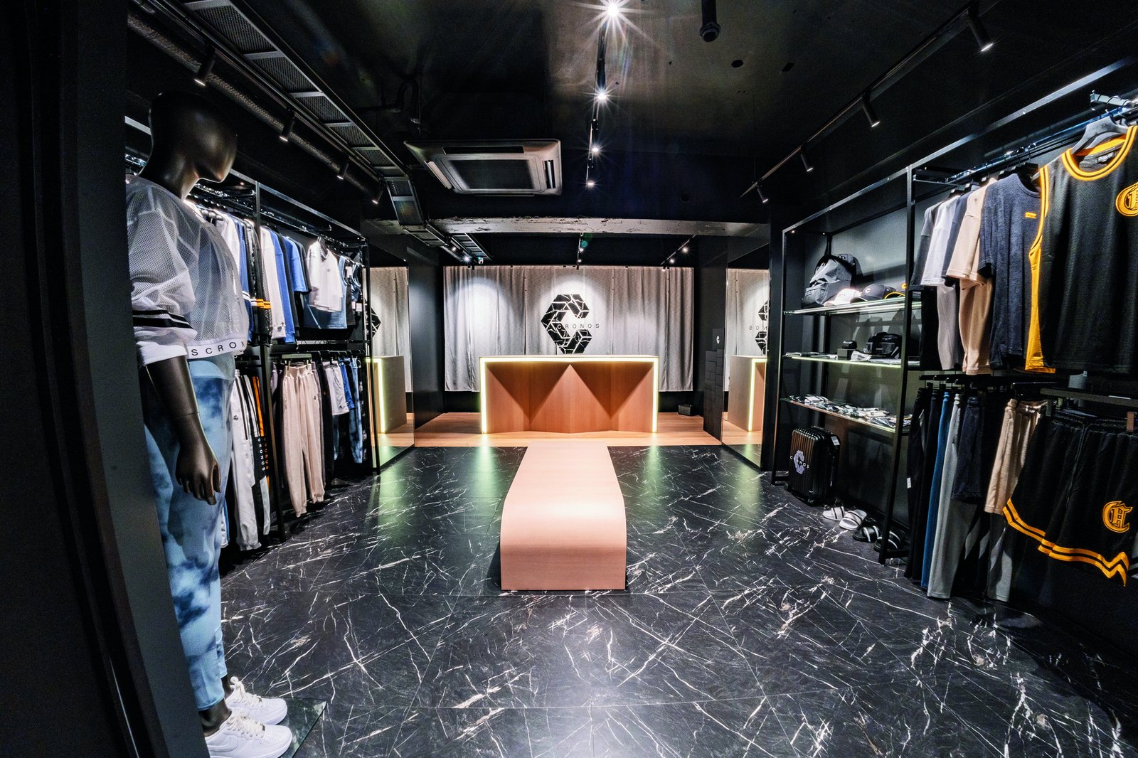 CRONOS京都店の店内